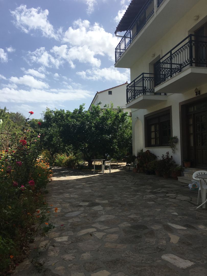 Alekos Rooms and Apartments